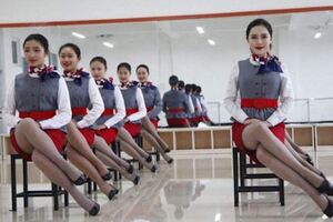 為什麼日本空姐會斜著腿坐，平時養成的習慣嗎？機長道出心酸實情