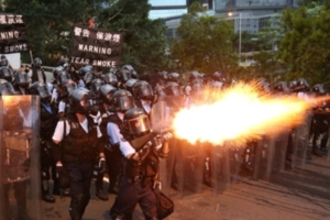  良心何在？催淚彈驅離民眾 港警拍片還歡呼：看到都開心