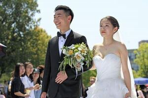 結婚後老婆搶走了我的工資卡，一年後我買車拿卡，看到餘額我呆了