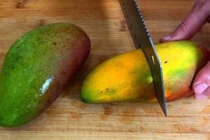 吃芒果十幾年，今天才知道芒果去皮，原來還有這一招，又快又不髒手！