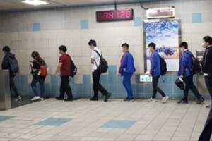 這不是在日本！　捷運排隊搭電扶梯「自動取間隔」　網大讚學生水準：良好公民素養