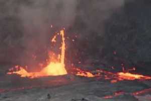 丟桶水到火山裡會怎樣 你會發現水桶... Water thrown into lava lake creates exp...