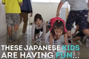 是教育？還是虐待？日本小學用「擦地板」來達到4種目的