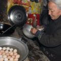 國慶假期「老親友」上山來訪！八旬老人撿32顆雞蛋做成...當待客禮讓人心暖暖！