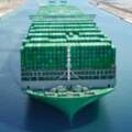 是嚇到了嗎？世界最大貨輪長榮「長範號」首度通過運河管理局登船獻花