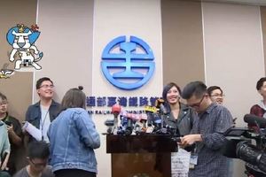 記者素質不意外！台鐵普悠瑪說明會前先開直播...竟意外錄到「現場記者笑超爽」網怒噓爆！