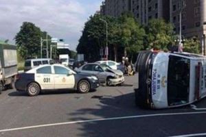 救護車遭攔腰撞上整車翻覆馬路中央