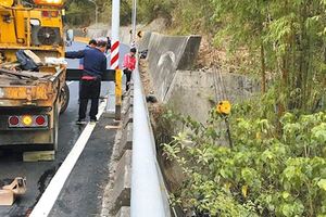 駕車過彎撞山壁墜橋妻死夫傷