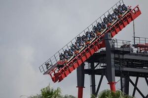 麗寶樂園雲霄飛車故障20人掛高空