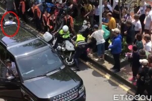 影片曝光！蔡英文特勤突開車門「擊落警用重機」　下車轉身旁觀