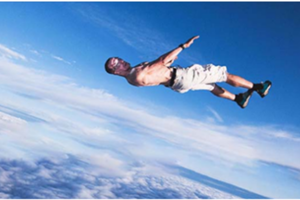 這個人在跳傘前竟把降落傘拋開，就這麼直接從高空熱氣球驚險跳下！