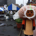 這個「孤單沒人理」的滑菇在雨中淋雨工作！有人卻拍下「一系列他更可憐的照片」，瞬間在網路爆紅！