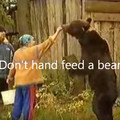 她想體驗近距離餵食逗弄大棕熊，棕熊被惹火了！
