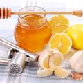 蜂蜜中泡一物，可防感冒、通血管，好處多多！