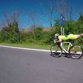 義大利自行車手「超人」飛行姿勢騎行 速度驚人