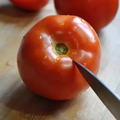可是很多人切番茄的時候，都會遇到一個煩惱的難題。教你切番茄不流汁的小竅門。