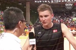 丹麥羽球奧運選手接受強國記者訪問時~一開口大家竟「不用看字幕」都聽得懂！