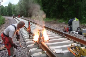 瑞典鐵路工人焊接鐵軌過程驚心動魄！