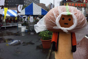 這個「孤單沒人理」的滑菇在雨中淋雨工作！有人卻拍下「一系列他更可憐的照片」，瞬間在網路爆紅！