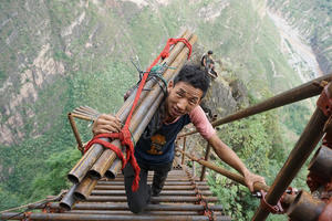 懸崖村絕壁: 村民背1500根鋼管上山造天梯
