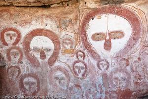 十萬年老的旺吉納石壁畫描繪「來自天空的人」降臨在地球上