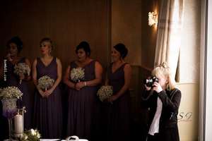 這位婚禮攝影師拍下的照片讓眾人紛紛詢問聯絡方式，但當他們知道「攝影師的真實身份」後都懷疑自己聽錯了！