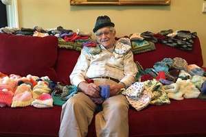 86歲才開始學織毛線的巧手老爺爺 300個可愛成品全部送給…