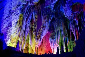 貴州潛龍洞有「地下桂林」之稱,是中國最好的溶洞之一!