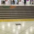 東京地鐵站內的一片潔白磁磚上的特殊標記，原來暗藏著最沉重的歷史事件...