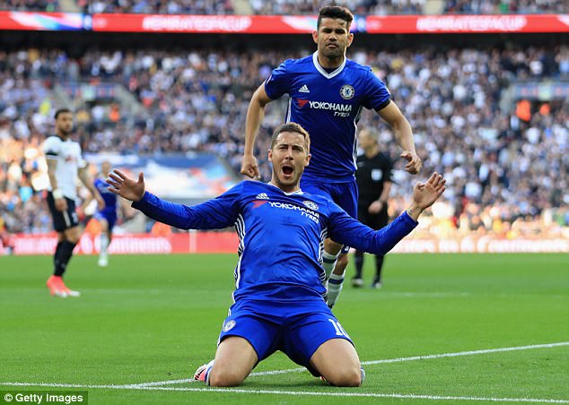 3F7F657900000578-4435970-The_Belgian_celebrates_in_front_of_the_Chelsea_fans_after_coming-a-31_1492890939159.jpg