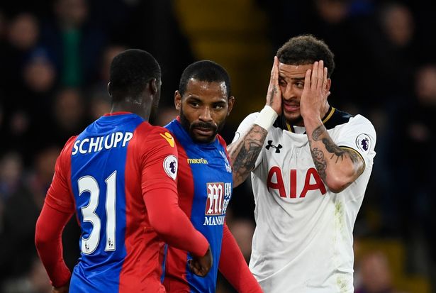 Tottenhams-Kyle-Walker-reacts-as-Crystal-Palaces-Jeffrey-Schlupp-and-Jason-Puncheon-look-on.jpg