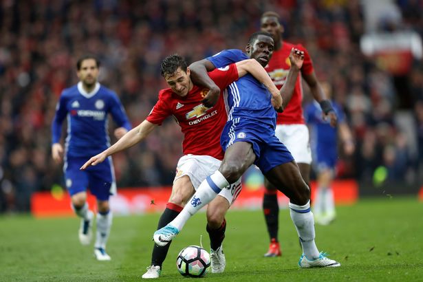 Manchester-Uniteds-Matteo-Darmian-in-action-with-Chelseas-Kurt-Zouma.jpg