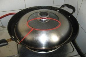 家裡的鍋蓋上很多油？千萬別用布擦，教你1招，鍋蓋分分鐘變乾凈！ 