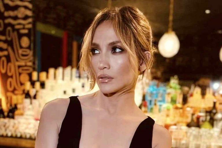 Jennifer Lopez 穿著迷你裙讓粉絲驚豔