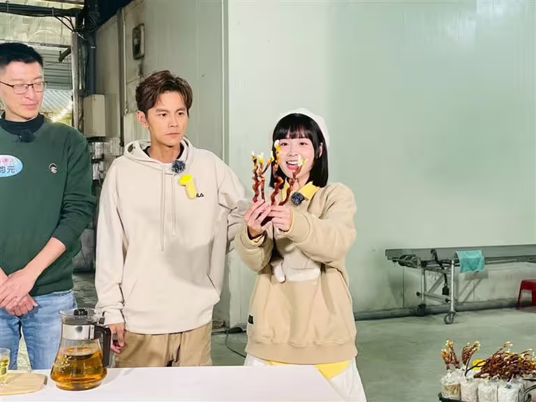 阿翔跟籃籃體驗當百菇達人。（圖／民視提供）
