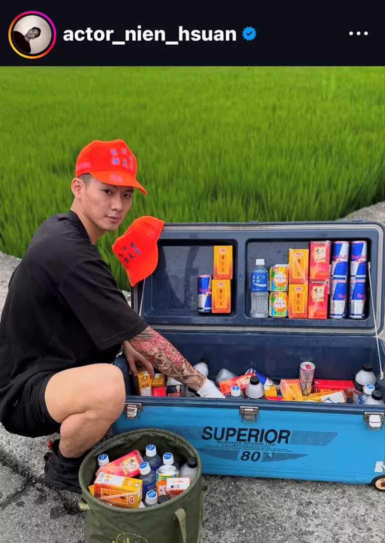 吳念軒低調藏身白沙屯媽祖進香隊伍,發放結緣水和結緣飲料。(圖/翻攝自吳念軒IG) 吳念軒低調藏身白沙屯媽祖進香隊伍,發放結緣水和結緣飲料。(圖/翻攝自吳念軒IG)