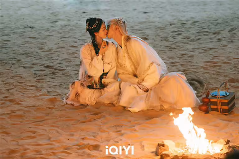 劉詩詩(左)、張雲龍《淮水竹亭》上演浪漫吻戲。(圖/iQIYI愛奇藝國際版提供) 劉詩詩(左)、張雲龍《淮水竹亭》上演浪漫吻戲。(圖/iQIYI愛奇藝國際版提供)