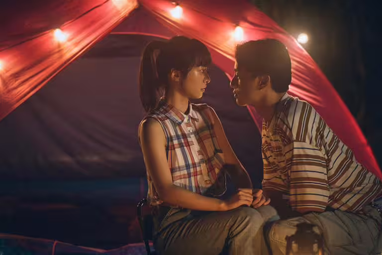 《成功路上》吳翰林（右）、許莉廷上演浪漫戲碼。（圖／ 華視、公視台語台提供）