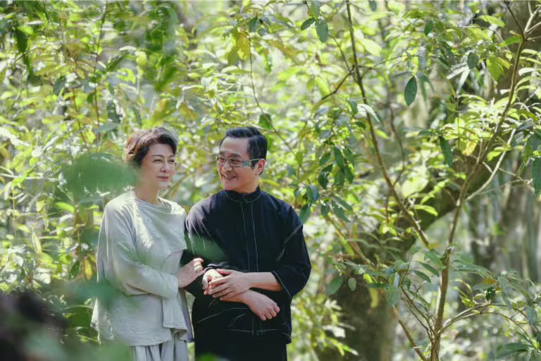 湯志偉與葛蕾在〈陪你〉MV演繹熟齡夫妻。(偉大文化提供) 湯志偉與葛蕾在〈陪你〉MV演繹熟齡夫妻。(偉大文化提供)