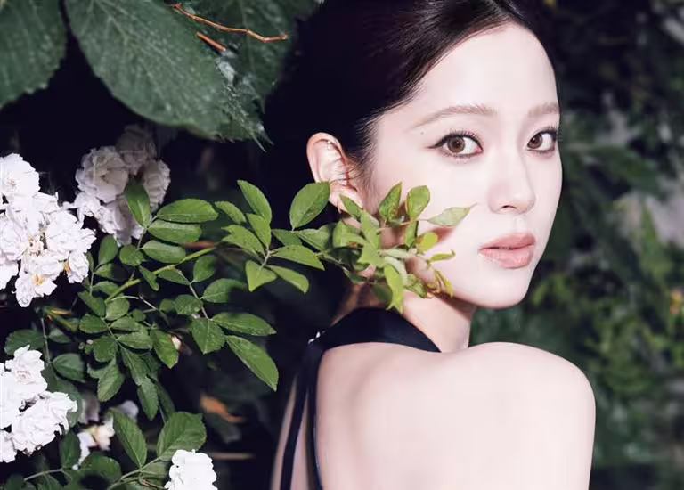 歐陽娜娜展現出截然不同的氣質。（圖／翻攝自歐陽娜娜IG）