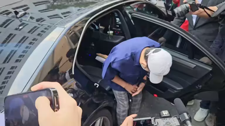 ▲藝人黃子佼高院日前開庭結束上車時,對媒體鏡頭鞠躬。(圖/記者劉松霖攝,2025.05.14) ▲藝人黃子佼高院日前開庭結束上車時,對媒體鏡頭鞠躬。(圖/記者劉松霖攝,2025.05.14)