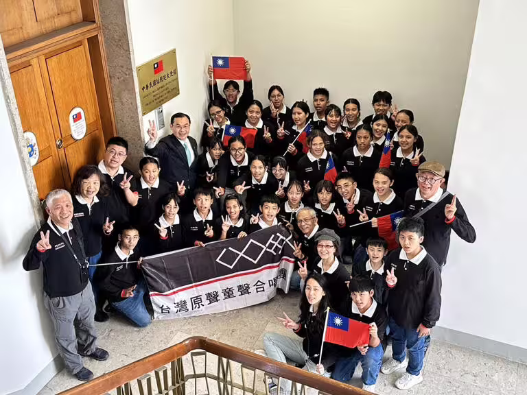 原聲童聲合唱團唱進教廷。 圖:翻攝林佳龍臉書 原聲童聲合唱團唱進教廷。 圖:翻攝林佳龍臉書