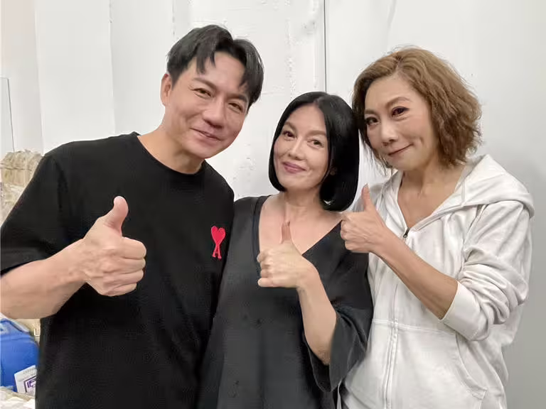 陳隨意(左起)、苗可麗、郎祖筠7日完成演出後,在後台合影。(林淑娟攝) 陳隨意(左起)、苗可麗、郎祖筠7日完成演出後,在後台合影。(林淑娟攝)