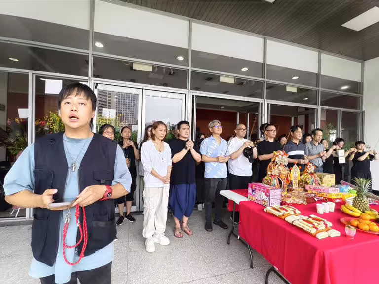賴銘偉(左起)帶著廣澤宮3位神尊現身劇場,為郎祖筠、黃浩詠、陳隨意等人主演的舞台劇《老闆~來碗陽春麵!》進行祭台賜福儀式。(大溪鳳山寺廣澤宮提供) 賴銘偉(左起)帶著廣澤宮3位神尊現身劇場,為郎祖筠、黃浩詠、陳隨意等人主演的舞台劇《老闆~來碗陽春麵!》進行祭台賜福儀式。(大溪鳳山寺廣澤宮提供)