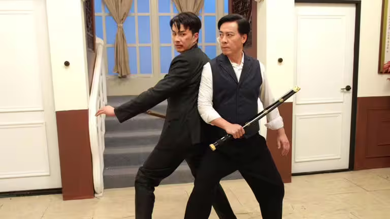 張雁名（左）拍到滿臉是血，讓尹昭德嚇一跳。（圖／台視提供）