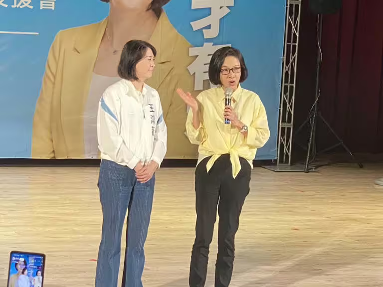 前中國小姐張淑娟（右）上台聲援立委王鴻薇。   圖：林朝億／攝