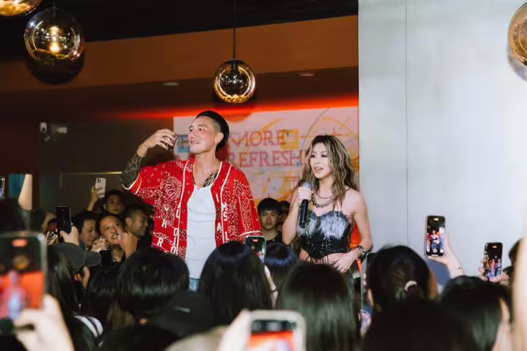 蔡詩芸昨晚快閃信義區酒吧,老公王陽明也愛相隨。(圖/人見人愛娛樂提供) 蔡詩芸昨晚快閃信義區酒吧,老公王陽明也愛相隨。(圖/人見人愛娛樂提供)