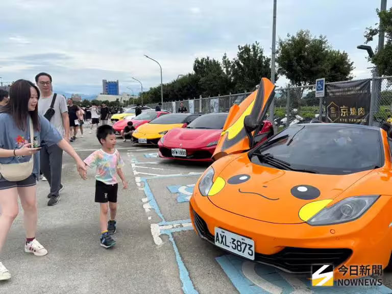 ▲賽車籃球X文藝嘉年華今日在中央公園登場,200輛名車與限量超跑齊聚超吸睛。(圖/記者金武鳳攝,2025.7.26) ▲賽車籃球X文藝嘉年華今日在中央公園登場,200輛名車與限量超跑齊聚超吸睛。(圖/記者金武鳳攝,2025.7.26)