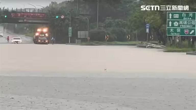 中央氣象署今天(28日)清晨發布「豪雨特報」嘉義縣路面傳出積淹水。(圖/翻攝畫面) 中央氣象署今天(28日)清晨發布「豪雨特報」嘉義縣路面傳出積淹水。(圖/翻攝畫面)