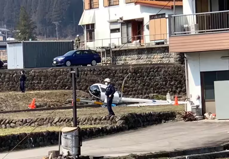 ▲日本岐阜縣發生直升機墜機意外,機上2兩人奇蹟生還。(圖/翻攝自X) ▲日本岐阜縣發生直升機墜機意外,機上2兩人奇蹟生還。(圖/翻攝自X)